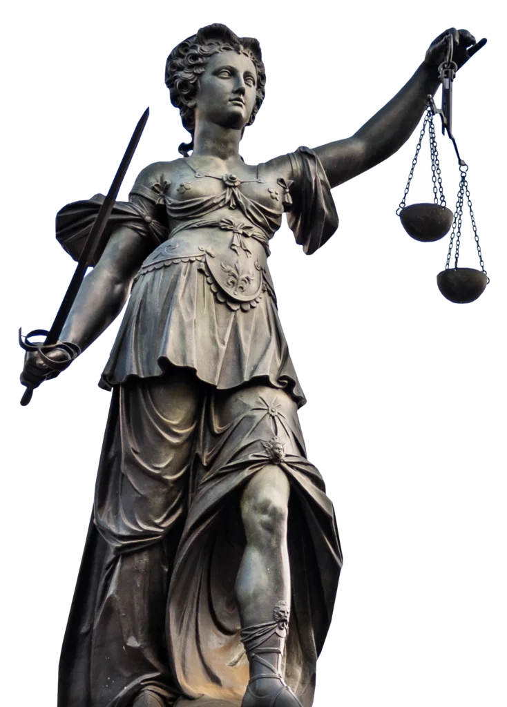 Bronzestatue der Justitia mit erhobenem Schwert in der rechten und Waagschale in der linken Hand, bekleidet mit antikem Gewand.